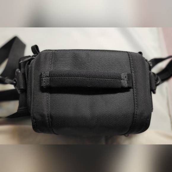 Lowepro edit 110 camera, camcorder bag 7 pockets compact size padded lightweight - Picture 3 of 7